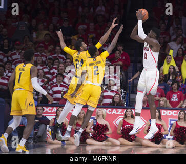 Tucson, Arizona, USA. 3 Mär, 2018. Arizona DEANDRE AYTON (13) schießt den Ball gegen Kalifornien Samstag, 3. März 2018, in der McKale Mitte in Tucson, Arizona. Credit: Jeff Braun/ZUMA Draht/Alamy leben Nachrichten Stockfoto