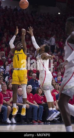 Tucson, Arizona, USA. 3 Mär, 2018. Die Kalifornischen DARIUS MCNEILL (1) schießt den Ball gegen Arizona Samstag, 3. März 2018, in der McKale Mitte in Tucson, Arizona. Credit: Jeff Braun/ZUMA Draht/Alamy leben Nachrichten Stockfoto