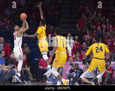 Tucson, Arizona, USA. 3 Mär, 2018. Arizona ALLONZO TRIER (35) schießt den Ball gegen Kalifornien Samstag, 3. März 2018, in der McKale Mitte in Tucson, Arizona. Credit: Jeff Braun/ZUMA Draht/Alamy leben Nachrichten Stockfoto