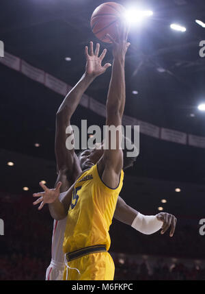 Tucson, Arizona, USA. 3 Mär, 2018. Arizona DEANDRE AYTON (13) verteidigt den Schuß form RÖMISCHE DAVIS (15) Samstag, 3. März 2018, in der McKale Mitte in Tucson, Arizona. Credit: Jeff Braun/ZUMA Draht/Alamy leben Nachrichten Stockfoto