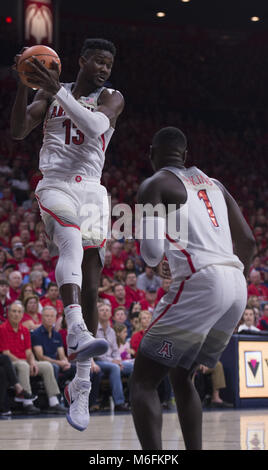 Tucson, Arizona, USA. 3 Mär, 2018. Arizona DEANDRE AYTON (13) prallt die Kugel gegen Kalifornien Samstag, 3. März 2018, in der McKale Mitte in Tucson, Arizona. Credit: Jeff Braun/ZUMA Draht/Alamy leben Nachrichten Stockfoto