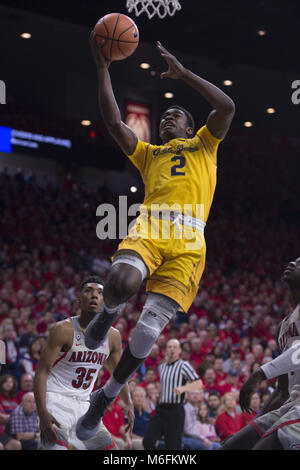 Tucson, Arizona, USA. 3 Mär, 2018. Die Kalifornischen JUHWAN HARRIS - DYSON (2) schießt den Ball gegen Arizona Samstag, 3. März 2018, in der McKale Mitte in Tucson, Arizona. Credit: Jeff Braun/ZUMA Draht/Alamy leben Nachrichten Stockfoto