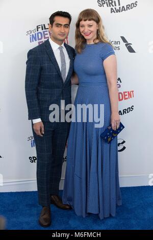 Kumail Nanjiani und Emily V. Gordon an den Independent Spirit Awards am 3. März in Santa Monica, Kalifornien 2018. Stockfoto