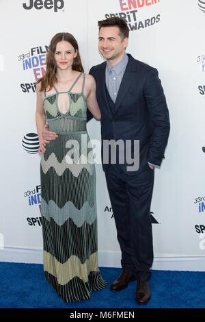 Sarah Ramos und Matt Spicerarrive nehmen an der Independent Spirit Awards am 3. März in Santa Monica, Kalifornien 2018. Stockfoto