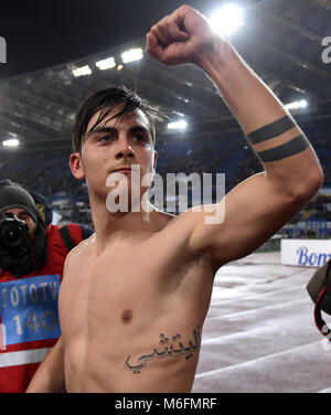 Rom, Italien. 3 Mär, 2018. Juventus' Paulo Dybala feiert nach dem Gewinn einer Serie ein Fußballspiel zwischen von Juventus Turin und Lazio in Rom, Italien, 3. März 2018. Juventus Turin gewann 1:0. Credit: Alberto Lingria/Xinhua/Alamy leben Nachrichten Stockfoto