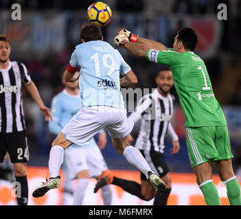 Rom, Italien. 3 Mär, 2018. Juventus' Torwart Gianluigi Buffon (1. R) als Lazio ist Senad Lulic Angriffen während einer Serie ein Fußballspiel zwischen von Juventus Turin und Lazio in Rom, Italien, 3. März 2018. Juventus Turin gewann 1:0. Credit: Alberto Lingria/Xinhua/Alamy leben Nachrichten Stockfoto