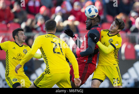 Toronto, Kanada. 3 Mär, 2018. Luis Argudo (R) der Columbus Crew SC Mias mit Jozy Altidore (2. R) der Toronto FC während der 2018 Major League Soccer (MLS) regelmäßige Jahreszeitöffner Match am BMO Feld in Toronto, Kanada, 3. März 2018. Toronto FC 0:2 verloren. Credit: Zou Zheng/Xinhua/Alamy leben Nachrichten Stockfoto