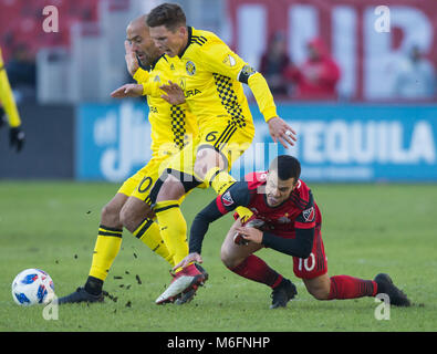 Toronto, Kanada. 3 Mär, 2018. Wird Trapp (2. R) der Columbus Crew SC Mias mit Sebastian Giovinco (R) von Toronto FC während der 2018 Major League Soccer (MLS) regelmäßige Jahreszeitöffner Match am BMO Feld in Toronto, Kanada, 3. März 2018. Toronto FC 0:2 verloren. Credit: Zou Zheng/Xinhua/Alamy leben Nachrichten Stockfoto