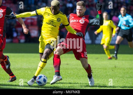 Toronto, Kanada. 3 Mär, 2018. Christine Zardes (2. L) der Columbus Crew SC Mias mit eriq Zavaleta (3 L) von Toronto FC während der 2018 Major League Soccer (MLS) regelmäßige Jahreszeitöffner Match am BMO Feld in Toronto, Kanada, 3. März 2018. Toronto FC 0:2 verloren. Credit: Zou Zheng/Xinhua/Alamy leben Nachrichten Stockfoto