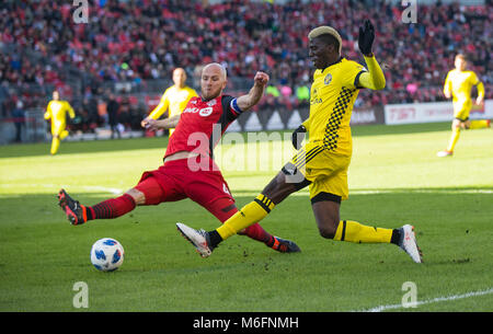 Toronto, Kanada. 3 Mär, 2018. Christine Zardes (R) der Columbus Crew SC kickt den Ball im Jahr 2018 Major League Soccer (MLS) regelmäßige Jahreszeitöffner Match am BMO Feld in Toronto, Kanada, 3. März 2018. Toronto FC 0:2 verloren. Credit: Zou Zheng/Xinhua/Alamy leben Nachrichten Stockfoto