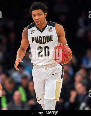 New York, New York, USA. 3 Mär, 2018. Purdue Kesselschmiede guard Nojel Östlichen (20) bringt den Ball in der zweiten Hälfte im Halbfinale der Grosse Konferenz 10 Turnier im Madison Square Garden in New York City. Purdue besiegte Penn State Triumph 78-70. Duncan Williams/CSM/Alamy leben Nachrichten Stockfoto