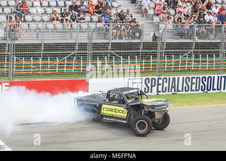 Adelaide Australien. 4. März 2018. Ein spektakulärer Absturz während eines Rennens mit einer 650 PS-Stadion Super Truck über spezielle Rampen am Adelaide 500 Credit springen: Amer ghazzal/Alamy leben Nachrichten Stockfoto