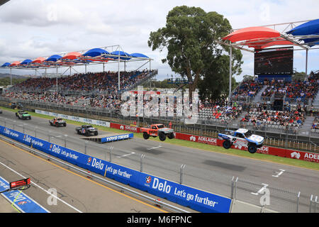 Adelaide Australien. 4. März 2018. 650 Pferdestärken Stadion Super Trucks springen über spezielle Rampen während eines Rennens am Adelaide 500 Credit: Amer ghazzal/Alamy leben Nachrichten Stockfoto