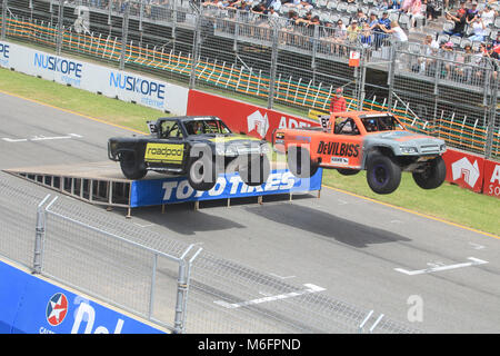 Adelaide Australien. 4. März 2018. 650 Pferdestärken Stadion Super Trucks springen über spezielle Rampen während eines Rennens am Adelaide 500 Credit: Amer ghazzal/Alamy leben Nachrichten Stockfoto