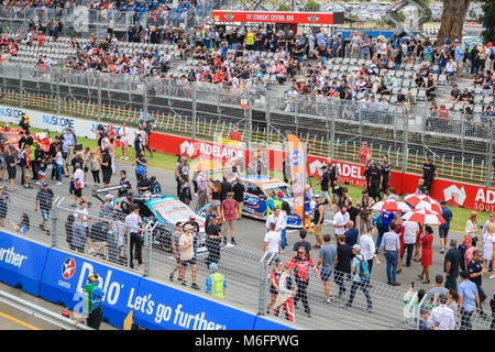 Adelaide Australien. 4. März 2018. Menschenmassen versammeln sich auf der Rennstrecke Raster vor Beginn der Jungfrau Supercar Meisterschaft Rennen am letzten Tag der Adelaide 500 motorsport Rennen Credit: Amer ghazzal/Alamy leben Nachrichten Stockfoto