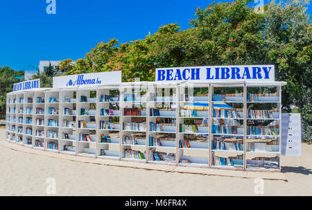 Freier Strand Bibliothek eröffnet am Schwarzen Meer von Albena. Bulgarien Stockfoto