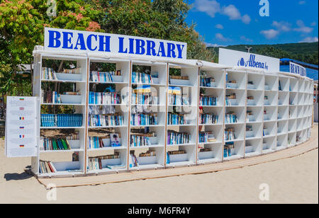 Freier Strand Bibliothek eröffnet am Schwarzen Meer von Albena. Bulgarien Stockfoto