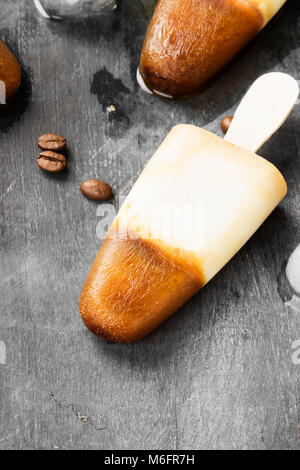 Kaffee Eis Eis am Stiel auf einem dunklen Hintergrund Stockfoto