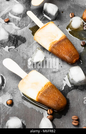 Kaffee Eis Eis am Stiel auf einem dunklen Hintergrund Stockfoto