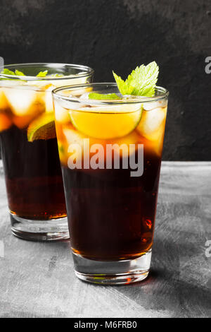 Zwei Gläser cocktail Cuba Libre auf einem dunklen Hintergrund Stockfoto