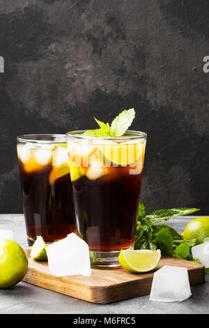 Zwei Gläser cocktail Cuba Libre auf einem dunklen Hintergrund Stockfoto