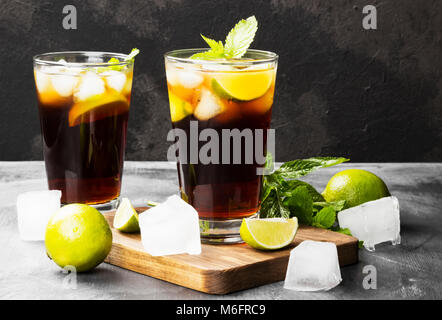 Zwei Gläser cocktail Cuba Libre auf einem dunklen Hintergrund Stockfoto