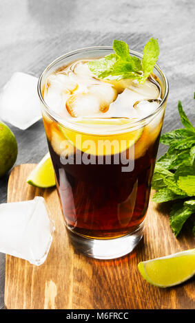 Cocktail Cuba Libre in einem Glas auf einem dunklen Hintergrund Stockfoto