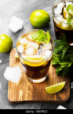 Zwei Gläser cocktail Cuba Libre auf einem dunklen Hintergrund Stockfoto