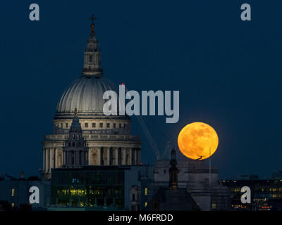 Supermoon steigende über London mit: Atmosphäre, Wo: London, England, Großbritannien Wann: 31 Jan 2018 Credit: Wheatley/WANN Stockfoto