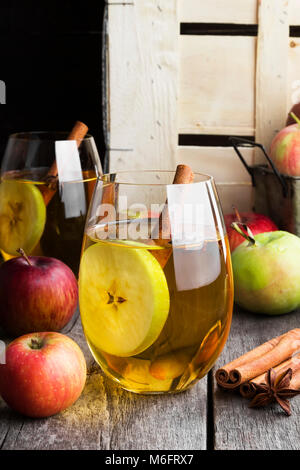 Apfelsaft in Glas mit Zimt und anisetree auf einem dunklen Hintergrund Stockfoto