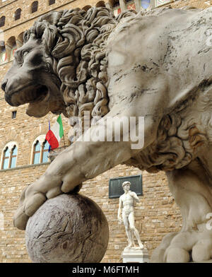 Statue eines Löwen in der Loggia dei Lanzi Piazza della Signoria und Michelangelos Skulptur des David vor dem Palazzo Vecchio Hintergrund Kopie ich Stockfoto