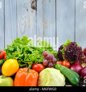 Gemüse und Obst auf hellblau Holz Wand Hintergrund. Gesunde Lebensmittel. Stockfoto