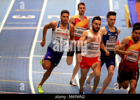 Großbritanniens Elliot Giles (links) Während der Männer 800 m-Finale bei Tag drei der 2018 IAAF Indoor Wm in der Arena Birmingham. Stockfoto