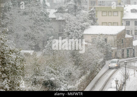 Colindres verschneiten Dorf in Kantabrien, Nordspanien, Europa Stockfoto