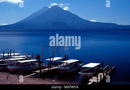 Vulcan Atitlan und San Pedro, Atitlan See, Guatemala Stockfoto