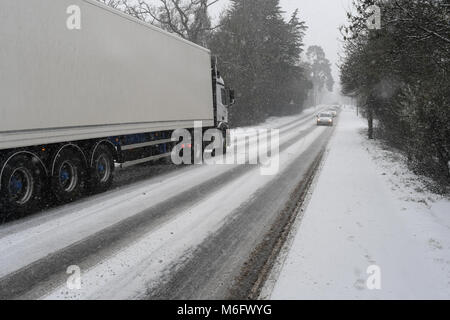 Eine unmarkierte Logo freie weiße Fahrzeug fährt entlang der verräterische Schnee 36 während der März 2018 Schneesturm Waren liefern. Konzepte Möglichkeit. Stockfoto