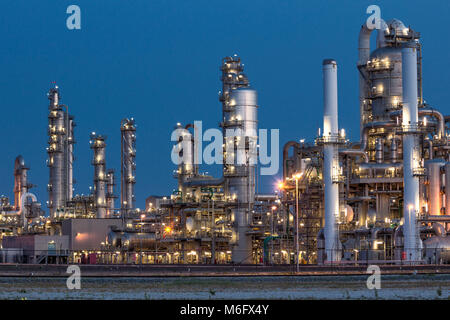 Ölraffinerie Industrie petrochemische Anlage Fabrik nach Sonnenuntergang. Stockfoto
