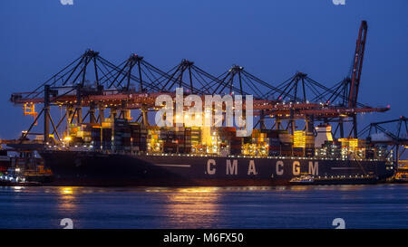 ROTTERDAM - Apr 9, 2012: Container Schiff in den Hafen von Rotterdam entladen. Stockfoto