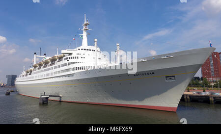 ROTTERDAM, die Niederlande - Aug 1, 2014: Der ehemalige Kreuzfahrtschiff ss Rotterdam ist eine 228 Meter lange, 13-deck ehemalige Flaggschiff der Holland-America Line feat Stockfoto