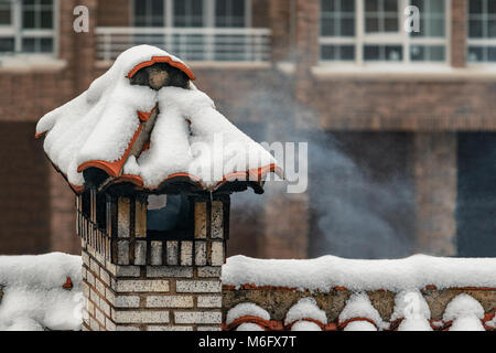 Colindres verschneiten Dorf in Kantabrien, Nordspanien, Europa. Stockfoto