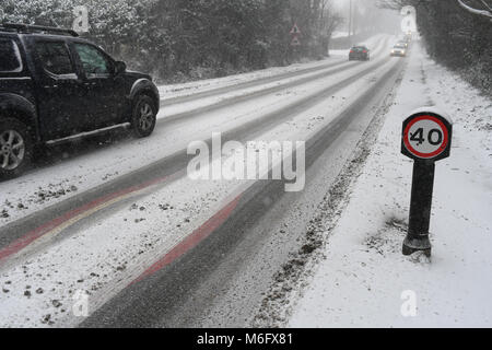 Schnee bedeckt 40 mph Zeichen auf der A36 in Richtung Salisbury England in schwierigen Fahrsituationen im Schnee im März 2018.