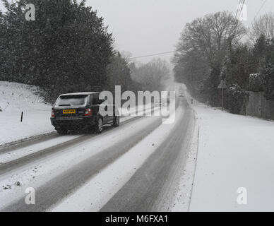 Ein Allradantrieb Black Range Rover macht seinen Weg entlang einer Schnee A36 Hauptstraße in Richtung Salisbury in gefährlichen Fahrbedingungen abgedeckt. Stockfoto