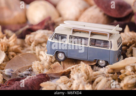 Modell Wohnmobil auf einigen Fauna noch Life Simulation im Studio für die Perspektive imaging geparkt Stockfoto