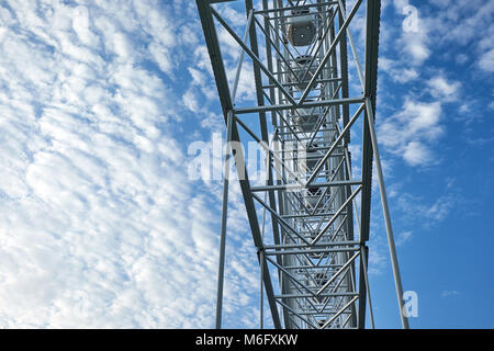 Riesenrad über blauen Himmel Stockfoto