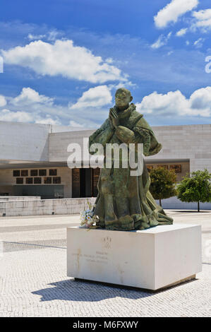 Die Statue der kniende Papst VI im Heiligtum von Fátima, auch als Heiligtum Unserer Lieben Frau von Fatima, Portugal bekannt Stockfoto