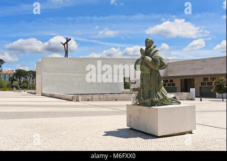 Die Statue der kniende Papst VI im Heiligtum von Fátima, auch als Heiligtum Unserer Lieben Frau von Fatima, Portugal bekannt Stockfoto