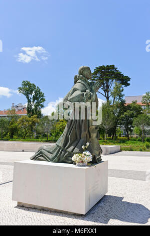 Die Statue der kniende Papst VI im Heiligtum von Fátima, auch als Heiligtum Unserer Lieben Frau von Fatima, Portugal bekannt Stockfoto