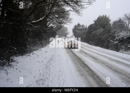 Autos Kampf, die Hügel auf der A36 in Richtung Southampton Großbritannien während der Freak Schneestürme im März 2018 zu erhalten. Stockfoto