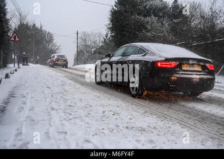 Ein schwarzer Audi Kämpfe auf einem Hügel auf der A36 Hauptstraße in Richtung Southampton Großbritannien zu erhalten, nachdem die freak Schneefall im März 2018. Stockfoto