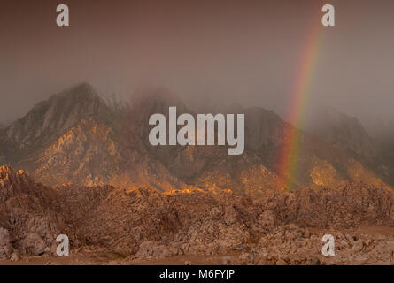 Rainbow, Lone Pine Peak, Alabama Hills, östlichen Sierra, Inyo National Forest, Kalifornien Stockfoto